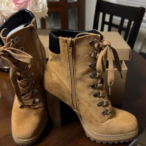Steve Madden Tan Lace Up Suede Boots